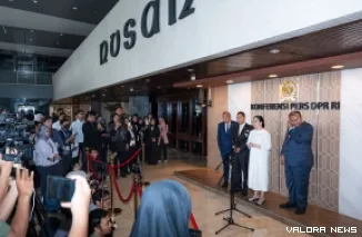 Ketua DPR RI, Puan Maharani didampingi unsur pimpinan lainnya, diwawancarai secara door stop oleh wartawan di gedung Nusantara I, Jakarta, Selasa. (humas)