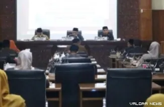 Ketua DPRD Bukittinggi, H Syaiful Efendi didampingi wakil ketua, memimpin rapat paripurna dengan tiga agenda, Rabu. (hamriadi)