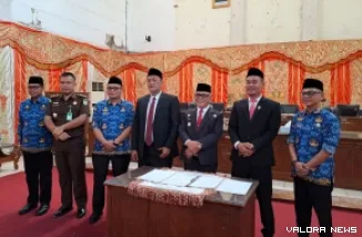 Ketua DPRD Pasaman Barat, Dirwansyah dan dihadiri Bupati Pasaman Barat, H Yulianto, Wakil Bupati, M Ihpan saat pengesahan Ranperda PPA Tahun 2024, Selasa. (humas)