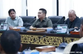 Wakil Ketua DPRD Sumbar, M Iqra Chissa Putra didampingi Sengaja Budi Syukur (Ketua PASI), Hamdanus (Pengurus PASI) berdialog tentang tantangan dunia atletik Sumbar dalam audiensi di ruang khusus 1, Rabu. (humas)