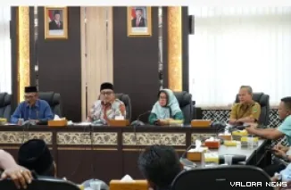 Wakil Ketua DPRD Tanah Datar, Kamrita memimpin rombongan Komisi III DPRD Tanah Datar, diskusikan pencemaran di Danau Singkarak bersama DPRD Sumbar, Senin. (humas)