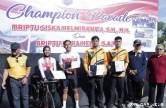 Ketua DPRD Sumbar, Muhidi didampingi Mahyeldi (gubernur) foto bersama dengan bintara peraih medali emas pada ajang World Police and Fire Games 2025 di halaman kantor gubernur, Ahad pagi. (humas)