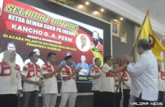 Wakil Ketua DPRD Sumbar, Evi Yandri Rajo Budiman menerima pataka Inkado usai dilantik sebagai ketua Penprov Inkado Sumbar, oleh Sekjen PB Inkado, Oscar Ramon Pesik di Auditorium Gubernur Sumbar, Sabtu. (humas)