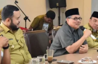 Ketua DPRD Sumbar, Muhidi memberikan sambutan pada pertemuan Wako Padang dengan anggota DPRD dari Dapil Sumbar I di RM Sederhana, Senin. (humas)