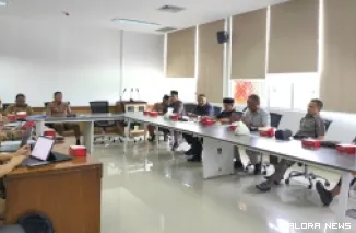 Ketua Komisi I DPRD Sumbar, Usmardi Thareb memimpin rapat kerja dengan DPMPTSP, di Ruang Rapat Komisi I, Senin. (humas)