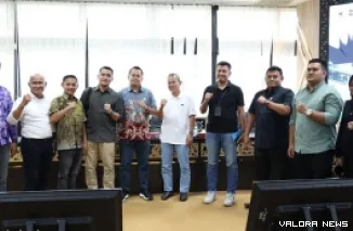 Kabag Persidangan dan Perundang-Undangan Sekretariat DPRD Sumatera Barat, Zardi Syahrir bersama Dahrul Idris (Kasubag Humas) foto bersama dengan gabungan Komisi DPRD Dharmasraya di ruang khusus 1, Rabu. (humas)