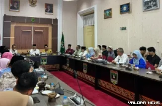 Gubernur Sumbar, Mahyeldi memberikan arahan pada pimpinan OPD saat penyerahan penghargaaan terkait SPM di istana gubernur, Jumat. (humas)