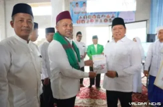 Gubernur Riau, Abdul Wahid menerima buku biografi Abuya Abuya Bachtiar Daud pada peringatan Haul ke-18 ulama Kampar itu di Pondok Pesantren Islamic Center Al Hidayah, Kampar, Kamis. (humas)