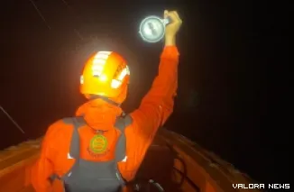 Tim SAR tengah melakukan upaya pencarian korban kapal penyeberangan yang terbalik di Selat Sipora di Kabupaten Kepulauan Mentawai, Senin siang. (humas)