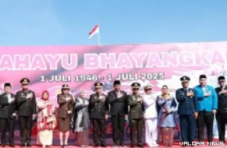 Wakil Ketua DPRD Sumbar, Nanda Satria (tiga dari kanan) foto bersama dengan Kapolda Sumbar dan Forkopimda dan undangan lainnya, usai upacara HUT Bhayangkara ke-79 di Istana Gubernur, Padang, Selasa pagi. (humas)