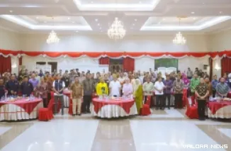 Gubernur Riau, Abdul Wahid foto bersama dengan pengurus IKA Undip Riau periode 2025-2027 di Gedung Serindit, Rabu. (humas)