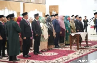 Gubernur Sumbar, Mahyeldi melantik 25 pejabat manajerial di lingkungan Pemprov Sumbar di auditorium gubernuran, Selasa. (humas)