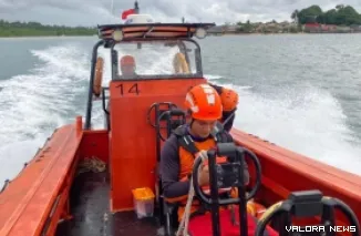 Pencarian yang dilakukan Tim SAR di Selat Sipora, terkait terbaliknya kapal penyebarangan di Selat Sipora, Senin siang. (humas)
