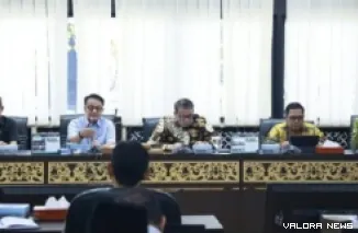 Ketua Pansus RPJMD Sumbar 2025-2029, Indra Catri memimpin rapat pembahasan dengan menghadirkan OPD terkait di ruang khusus I, Kamis. (humas)