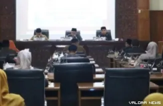 Wakil Ketua DPRD Bukittinggi, Beny Yusrial pimpin rapat paripurna dengan agenda penyampaian pandangan umum anggota fraksi terhadap RanperdaRPJMD Bukittinggi 2025-2029, Selasa. (humas)