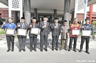 Gubernur Sumbar, Mahyeldi foto bersama dengan pengurus koperasi yang meraih penghargaan usai upacara Harkopnas ke-78 tingkat provinsi yang digelar di halaman Kantor Gubernur, Kamis. (humas)