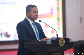 Gubernur Riau, Abdul Wahid memberikan arahan usai menyerahkan SK kepada 60 CPNS tahun anggaran 2024 di Gedung Daerah Balai Pauh Janggi, Kota Pekanbaru, Selasa. (humas)