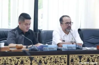 Wakil Ketua DPRD Sumbar, M Iqra Chissa Putra Iqra didampingi Maifrizon (Plt Sekretaris), saat menerima kunjungan kerja pimpinan dan anggota komisi gabungan DPRD Kabupaten Solok Selatan di ruang rapat khusus 1, Rabu. (humas)