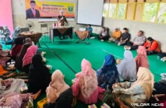 Anggota DPRD Sumatera Barat, Irsyad Syafar berdialog dengan warga Nagari Simalanggang pada kegiatan reses perorangan yang digelar di SD IT Ar Risalah, Nagari Simalanggang, Kabupaten Limapuluh Kota, Sabtu. (humas)