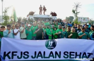 Gubernur Riau, Abdul Wahid berbaru dengan aktivis KAHMI dan masyarakat luas, yang mengikuti jalan sehat bertajuk KFJS di acara Car Free Day, Ahad. (humas)
