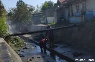 Personel Damkar beserta sejumlah ASN gelar goro di Kelurahan Campago Ipuh, Kecamatan Mandiangin Koto Selayan, Kota Bukittinggi, Jumat pagi. (hamriadi)