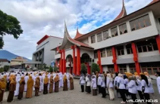 Apel pagi yang agenda rutin setiap awal pekan, diikuti seluruh pegawai RSAM Bukittinggi yang berdinas di waktu itu. (humas)