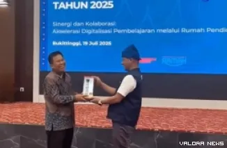 Kepala Balai Layanan Platform Teknologi Kemendikdasmen RI, Wibowo Mukti terima cenderamata dari Sekda Bukittinggi, Rismal Hadi pada kegiatan Koordinasi Nasional Forum Kepala BTIKP se-Indonesia di balairung rumah dinas Wako, Sabtu. (hamriadi)