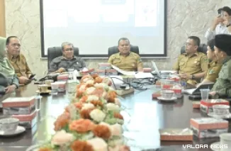 Kepala Biro Adpim Sumbar, Mursalim terangkan pola kerjasama media pada rombongan Komisi I DPRD Tanah Datar di ruang rapat kantor Adpim, Senin. (humas)