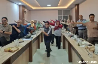 Ketua Panitia Kongres VII IKA Unand, Muhammad Riendra foto bersama dengan panitia lainnya, usai rapat di kantor IDI Sumbar di kawasan GOR Agus Salim, Ahad. (humas)