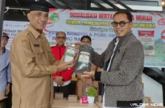Ketua Kopdes MP, Muhammad Zaki menyerahkan dua produk unggulan Pupuk Kompos Organik dan Pupuk Organik Hayati Cair (POHC) dengan merek OBB usai acara sosialisasi, Senin. (istimewa)