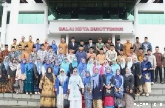 Wakil Wali Kota Bukittinggi, Ibnu Asis, dihadiri unsur Forkopimda, Sekretaris Daerah, ASN di lingkungan Pemko Bukittinggi dan tamu undangan foto bersama usai upacara Hari Koperasi, Senin. (humas)