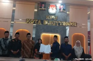 Ketua KPU Bukittinggi, Satria Putra menerima hasil pleno Rekapitulasi Daftar Pemilih Berkelanjutan Triwulan II Tahun 2025, yang digelar di Aula Kantor KPU Kota Bukittinggi, Rabu. (istimewa)