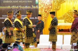 Kapolri, Jenderal Pol Listyo Sigit Prabowo mengikuti prosesi pengungerahan gelar adat Ingatan Budi yang disematkan Lembaga Adat Melayu (LAM) Riau di Pekanbaru, Sabtu. (humas)