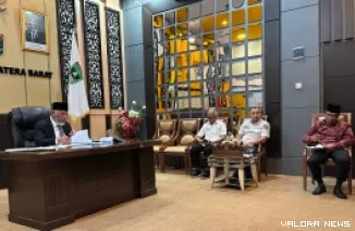 Gubernur Sumbar, Mahyeldi mengikuti ujian tesis S-2 bidang Studi Magister Manajemen di University Islam Antarabangsa Sultan Abdul Halim Mu'adzam Shah (UniSHAMS), Malaysia secara daring dari istana gubernuran, Rabu. (humas)