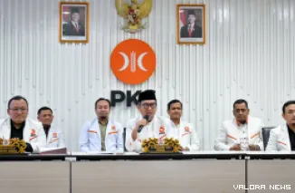 Presiden PKS, Almuzammil Yusuf didampingi Muhammad Kholid (Sekjen) dan jajaran pengurus pusat lainnya, umumkan DPTW PKS se-Indonesia periode 2025-2030 di Kantor DPTP PKS, Jakarta, Kamis. (humas)