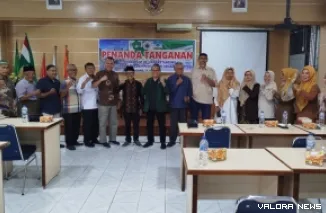 Rektor Unitas Padang, Prof Irfan Suliansyah bersama Tun Huseno (Ketua Tim P3A Tamansiswa) dan Yul Amri (Maporina Sumbar) foto bersama dengan pimpinan perguruan Tamansiswa Padang usai penandatanganan nota kesepahaman pemanfaatan aset, Senin. (mangindo kayo