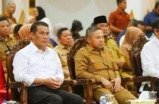 Mentan, Amran Sulaiman bersama Abdul Wahid (gubernur Riau) dan Bupati dan Wali Kota se-Riau di Gedung Daerah Balai Pauh Janggi, Pekanbaru, Selasa. (humas)