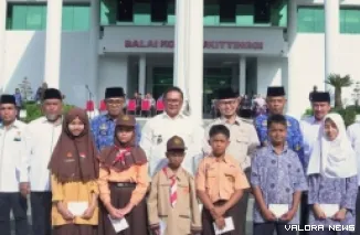 Wali Kota Bukittinggi, Ramlan Nurmatias, Ibnu Azis (Wawako), Edi Syahmian (Ketua Baznas) dan jajaran lainnya, foto bersama pelajar usai penyerahan bantuan pada program Bukittinggi Cerdas di halaman balai kota, Kamis. (hamriadi)