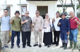 Ketua DPRD Sumbar, Muhidi foto bersama dengan Kepala UPTD Regional Persampahan Payakumbuh, Desrizal dan jajaran, foto bersama usai kunjungan kerja ke unit kerja dibawah Pemprov Sumbar itu, Jumat. (humas)