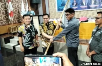 Sekretaris Dewan Etik DPP PJS, Ismail Abas serahkan pataka PJS pada Mahmud Marhaba yang terpilih aklamasi pada Munas II di Palu, Sultra, Ahad. (humas)