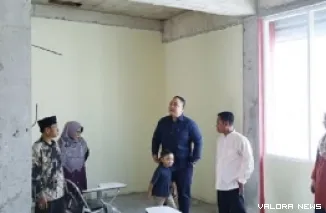 Wakil Ketua DPRD Sumbar, Nanda Satria meninjau sejumlah ruangan praktek di SMKN 3 Padang saat berkunjung ke sekolah itu, Jumat. (humas)