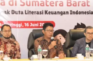 Kepala Otoritas Jasa Keuangan (OJK) Sumatera Barat, Roni Nazra dan staf, memberikan keterangan pers tentang kondisi keuangan Sumbar bulan lalu. (humas)