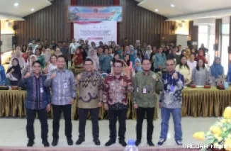Kepala OJK Sumbar, Roni Nazra bersama Wabup Mentawai, Jakop Saguruk foto bersama dengan peserta edukuasi keuangan yang digelar di Gedung Bappeda Kabupaten Kepulauan Mentawai, Kamis. (humas)