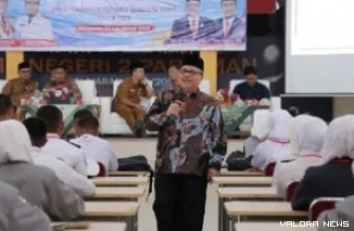 Ketua DPRD Sumbar, Muhidi memberikan arahan pada kegiatan Pelatihan Dasar Kepemimpinan kepada pengurus Osis SMK se-Sumatera Barat di SMKN 9 Padang, Selasa. (humas)