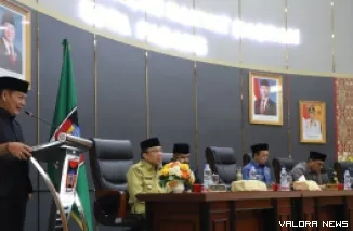 Wakil Ketua DPRD Padang, Osman Ayub membacakan hasil pembahasan Pansus DPRD Padang tentang Ranperda RPJMD Tahun 2025-2029 pada rapat paripurna, Senin pagi. (humas)