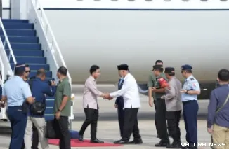 Gubernur Sumbar, Mahyeldi sambut kedatangan Wapres, Gibran Rakabuming Raka dari tangga pesawat Indonesian Air Force TNI Angkatan Udara A-7305 di BIM, Rabu. (humas)