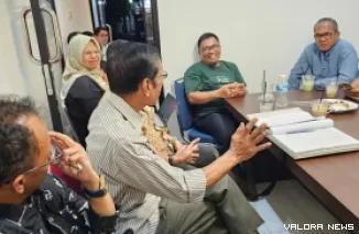 Anggota penanggungjawab Kongres VII IKA Unand, Muchsin AR memberikan masukan pada Ketua Panitia Pengarah, Munzir Busniah (kanan) dan ketua pelaksana, Muhammad Riendra (kiri) pada rapat perdana panitia, di Padang, Kamis malam. (humas)