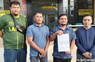Ketua Pelaksana Pelantikan KONI Pasaman Barat, Faizal dan lainnya, perlihatkan tanda bukti laporan ke Polres Pasbar terkait kericuhan yang dipicu TTM, pada wartawan di Papolres, Ahad. (robbi irwan)