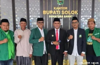 Mustasyar (Dewan Pembina) PCNU Kabupaten Solok, Jon Firman Pandu bersama Ketua PCNU Kabupaten Solok, Afrizen dan jajaran pengurus, usai audiensi terkait rencana PD-PKPNU Angkatan II Kawasan Islamic Centre Koto Baru. (istimewa)