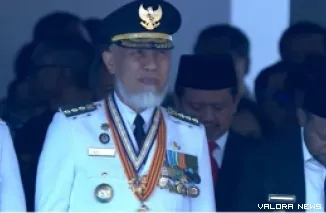 Gubernur Sumbar, Mahyeldi saat menghadiri pelantikan 1.110 Pamong Praja Muda lulusan IPDN Angkatan XXXII Tahun 2025, di Lapangan Kampus IPDN, Jatinangor, Jawa Barat, Senin. (humas)
